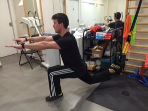 El TRX es una herramienta muy versátil que utilizamos tanto en la Recuperación de lesiones musculares como en tendinopatías,  permitiendo la realización de ejercicios isométricos, concentricos, e incluso excéntricos con una carga controlada por el propio peso del paciente