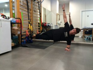 Entrenador de TRX mostrando ejercicios para el Fortalecimiento cincha abdominal mediante ejercicios de TRX. Ejercicios de Transverso del Abdomen o CORE