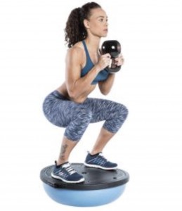 Sentadillas con Peso sobre bosu invertido para trabajar la estabilidad